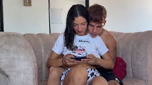 سكس اخوات – صبي يغتصب اخته على السرير